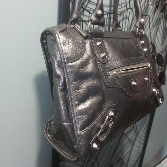 Elegant Black Leather Handbag - Picture 4 of 15
